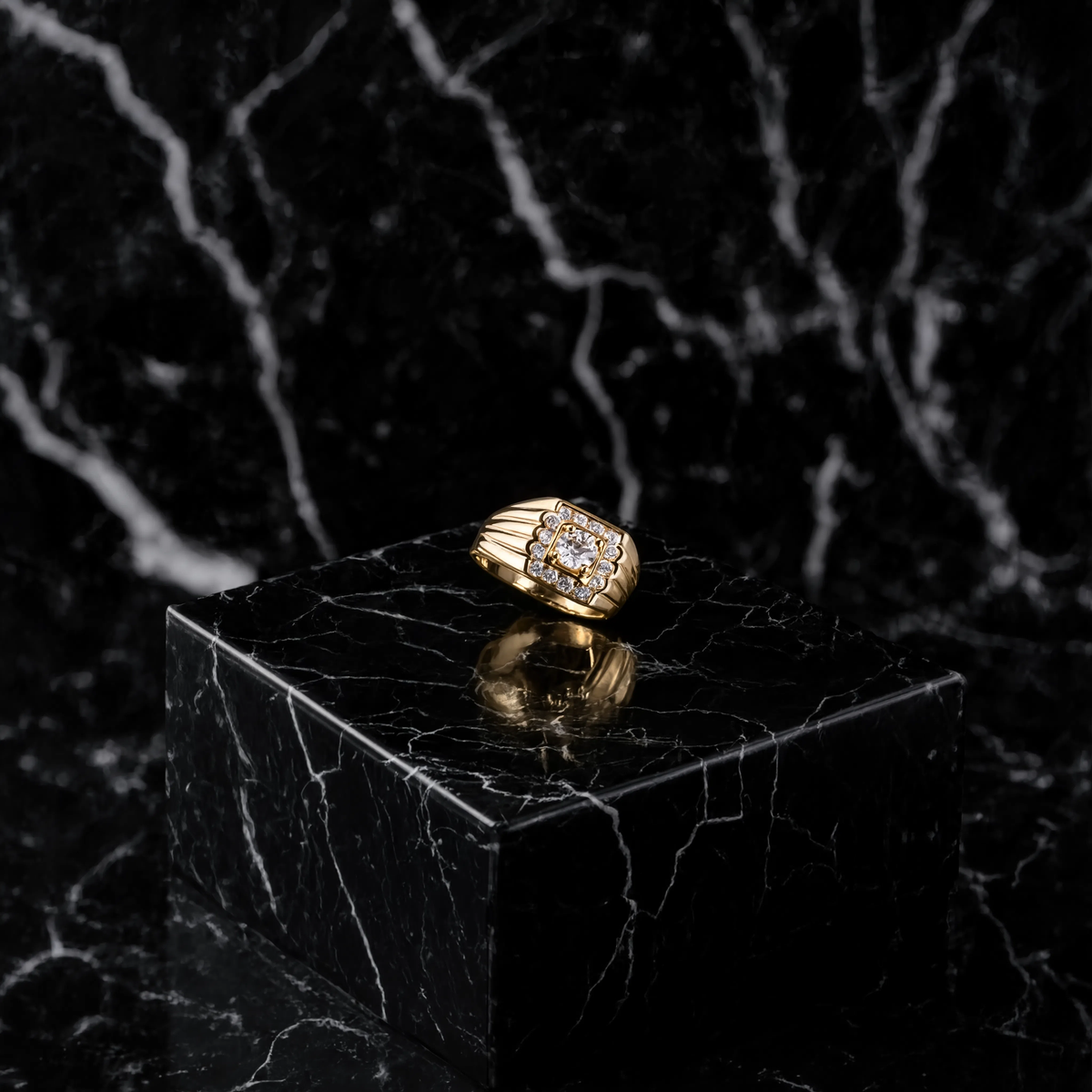 Anillo vintage de oro con capas de circonio