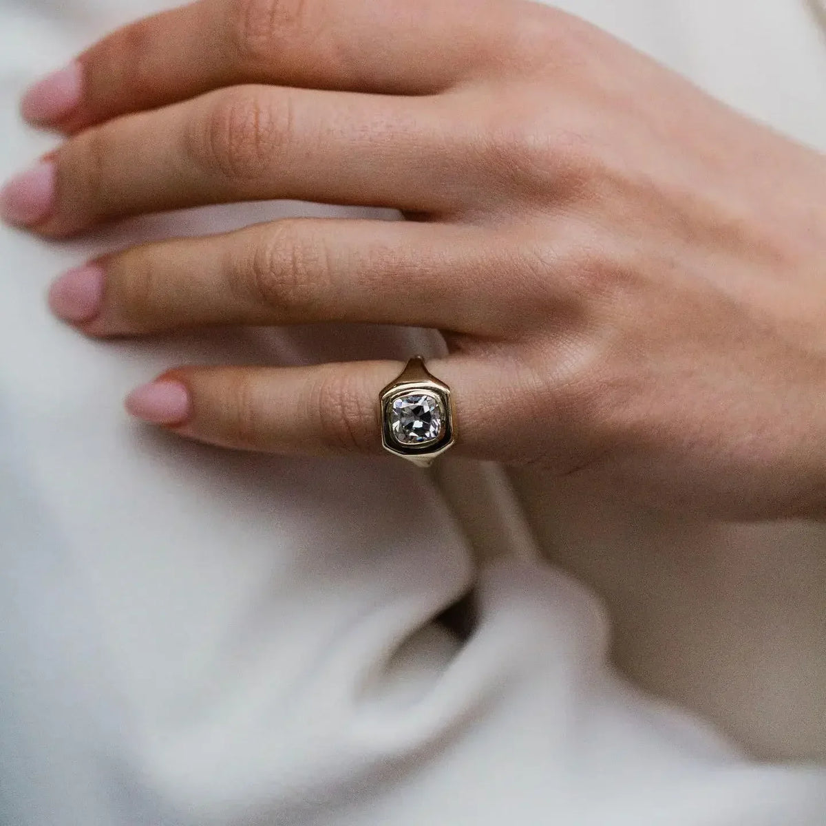 Anillo Elara de moissanita talla cojín