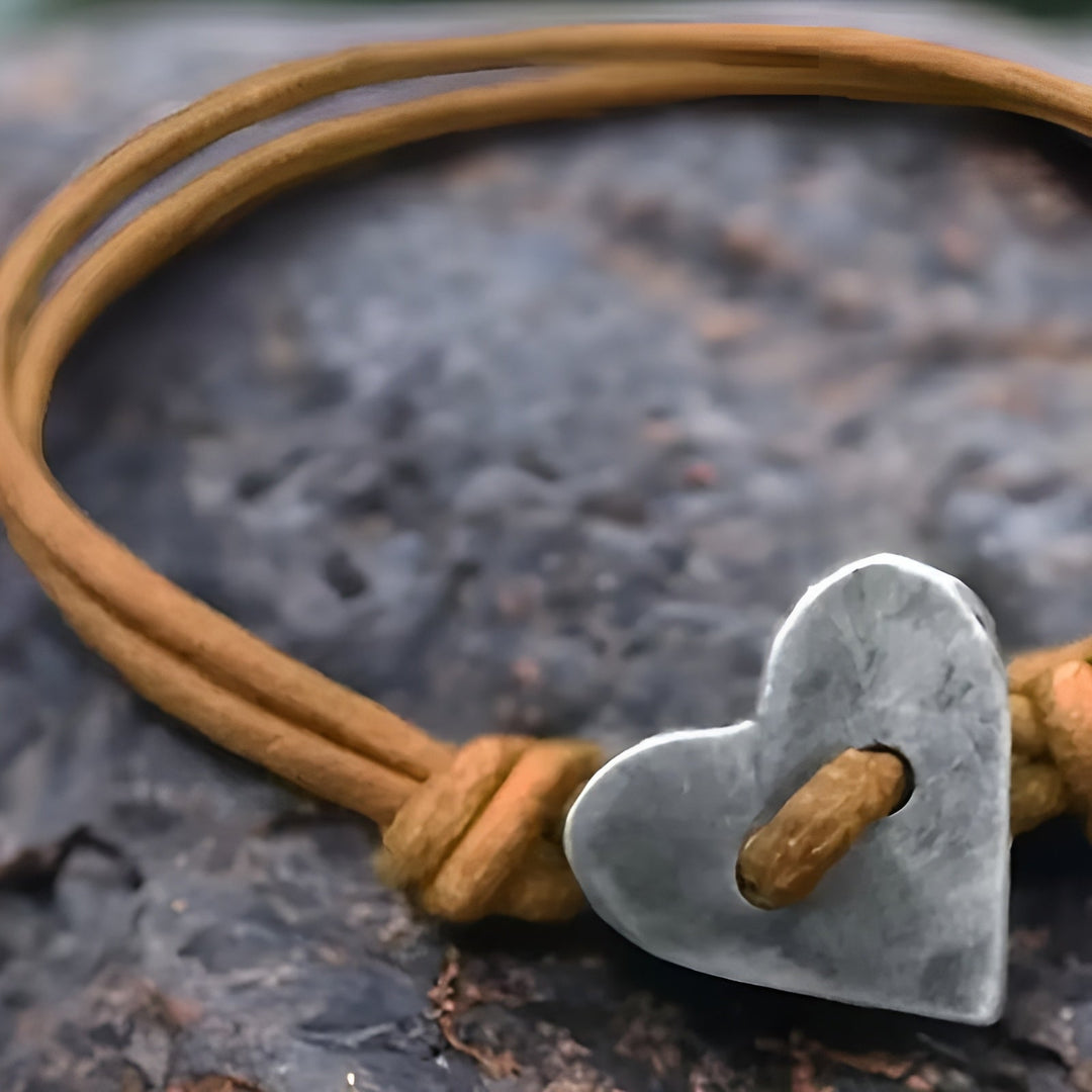 Amoura - Pulsera hecha a mano con símbolo del corazón