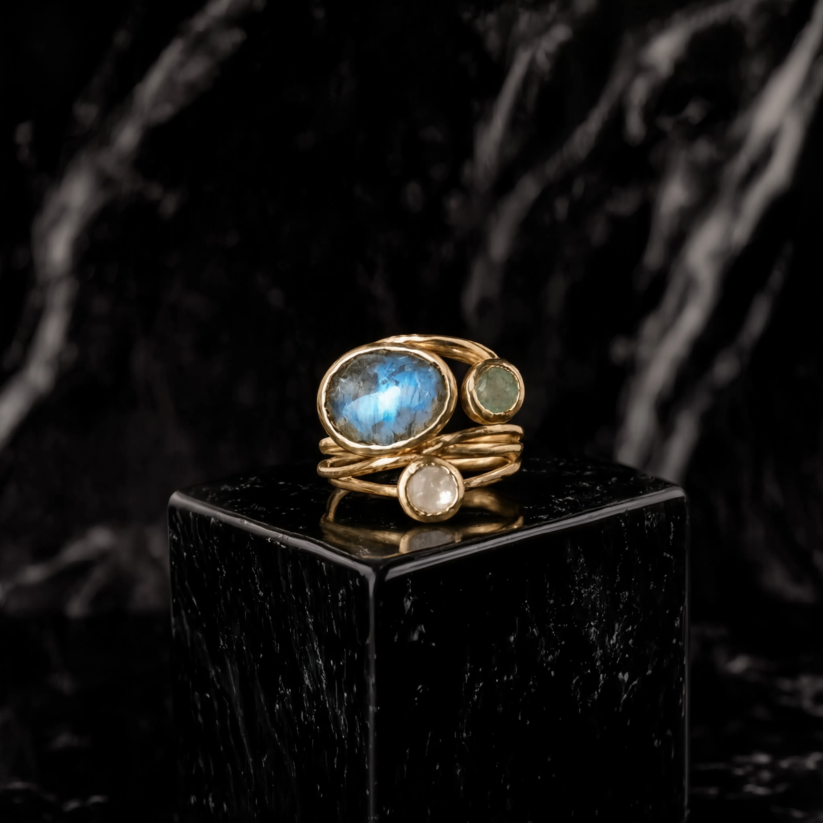 Anillo vintage con piedra de luna azul incrustada