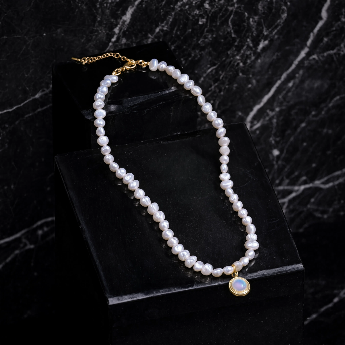 Collar de perlas con piedra de luna en oro