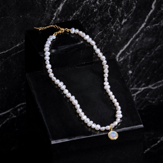 Collar de perlas con piedra de luna en oro