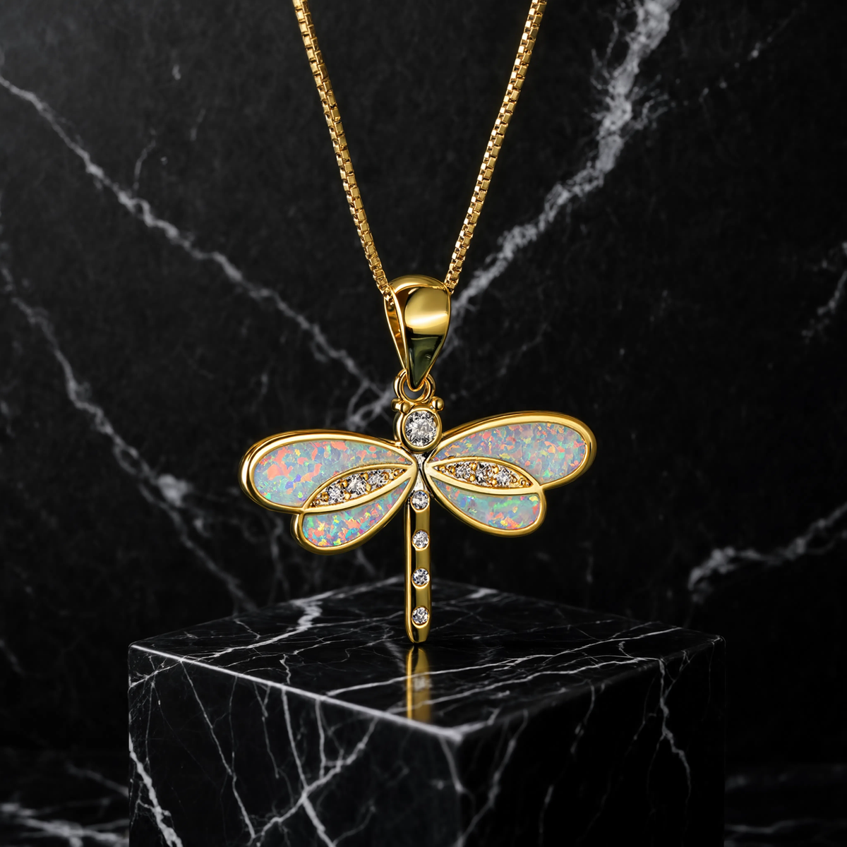 Elunaria – Collar en forma de libélula con acento brillante