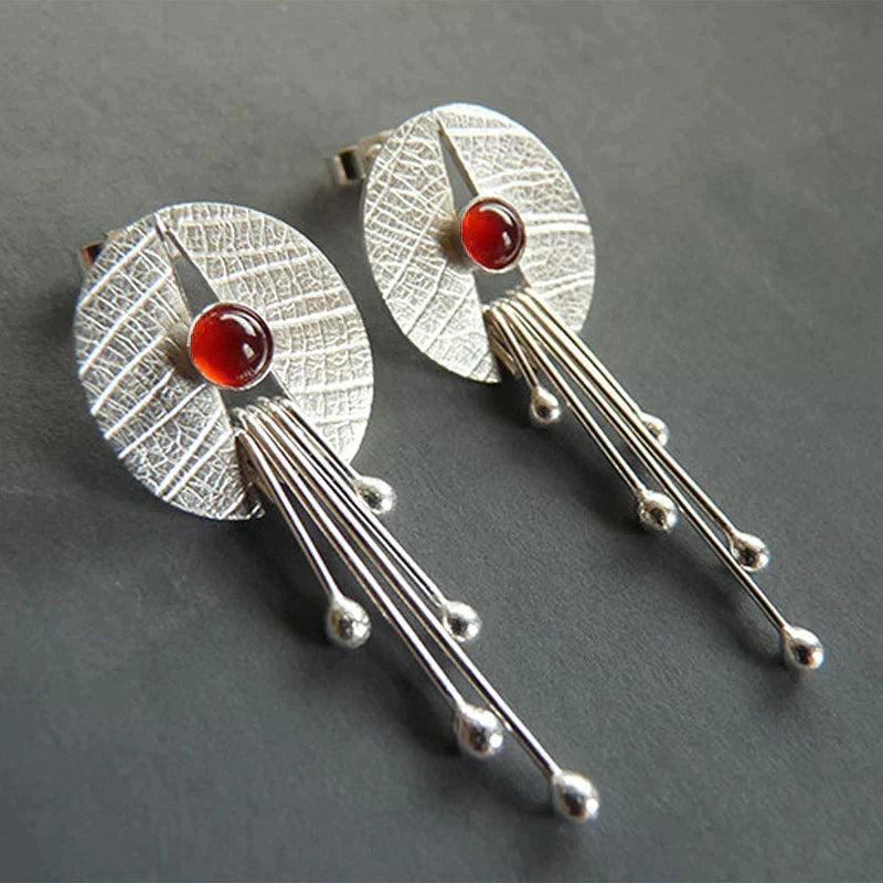Pevena – Pendientes colgantes con acento rojo