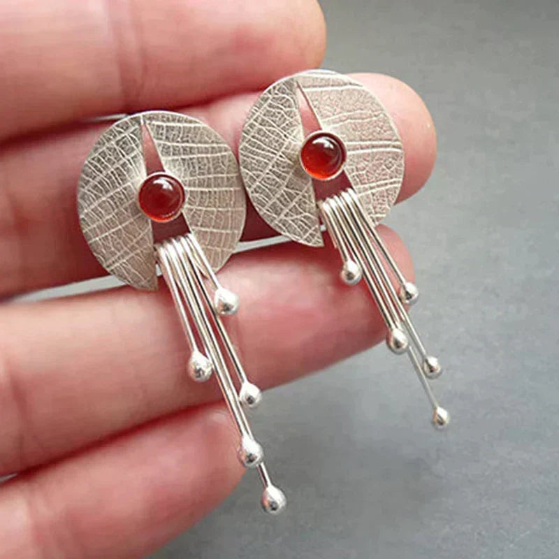 Pevena – Pendientes colgantes con acento rojo