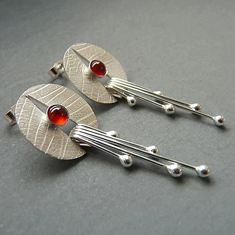 Pevena – Pendientes colgantes con acento rojo