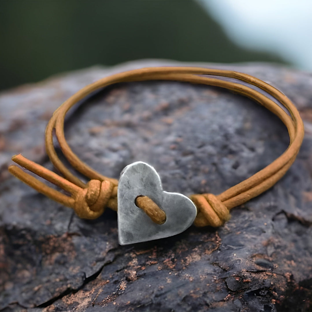 Amoura - Pulsera hecha a mano con símbolo del corazón