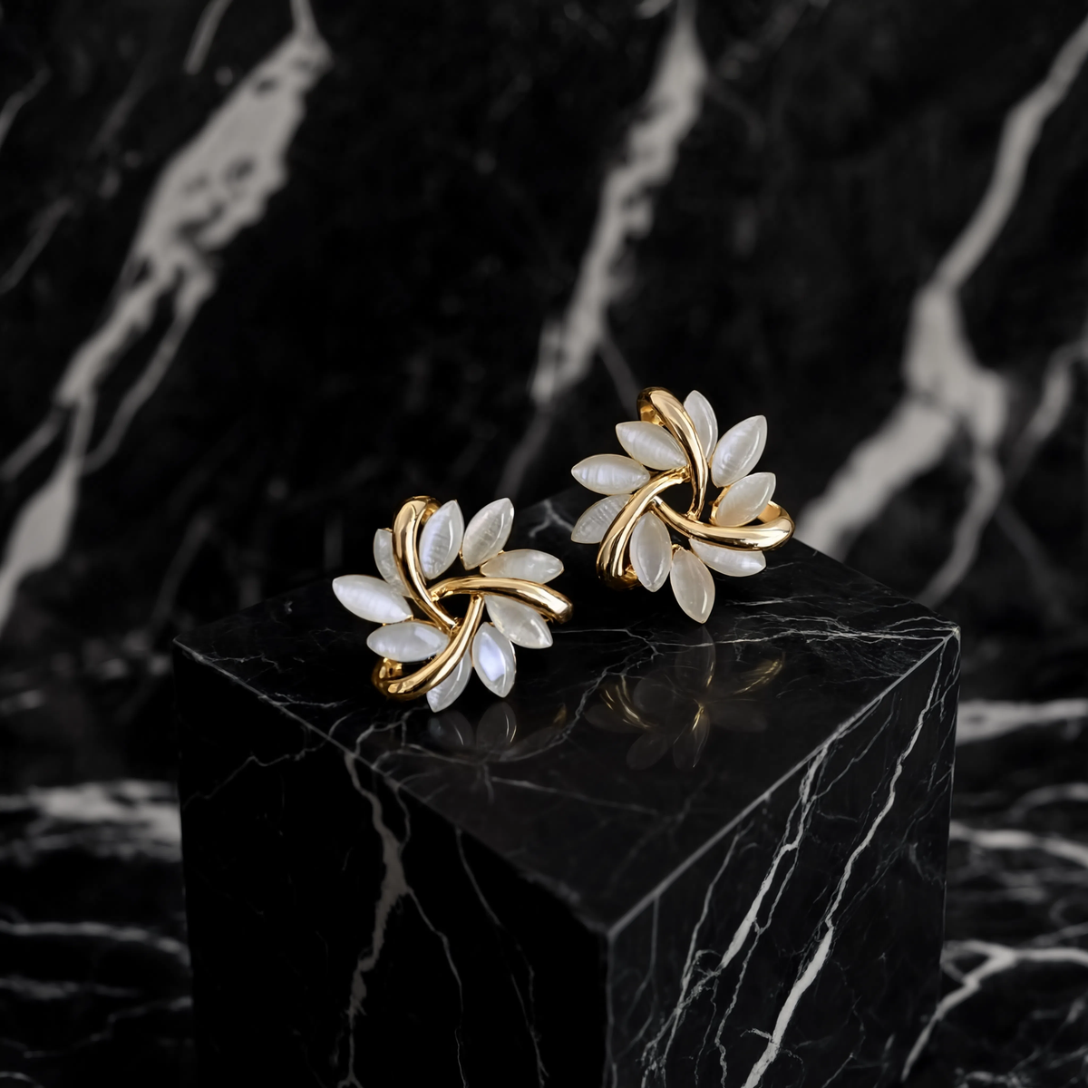 Mirla – Pendientes de oro con flores de ópalo