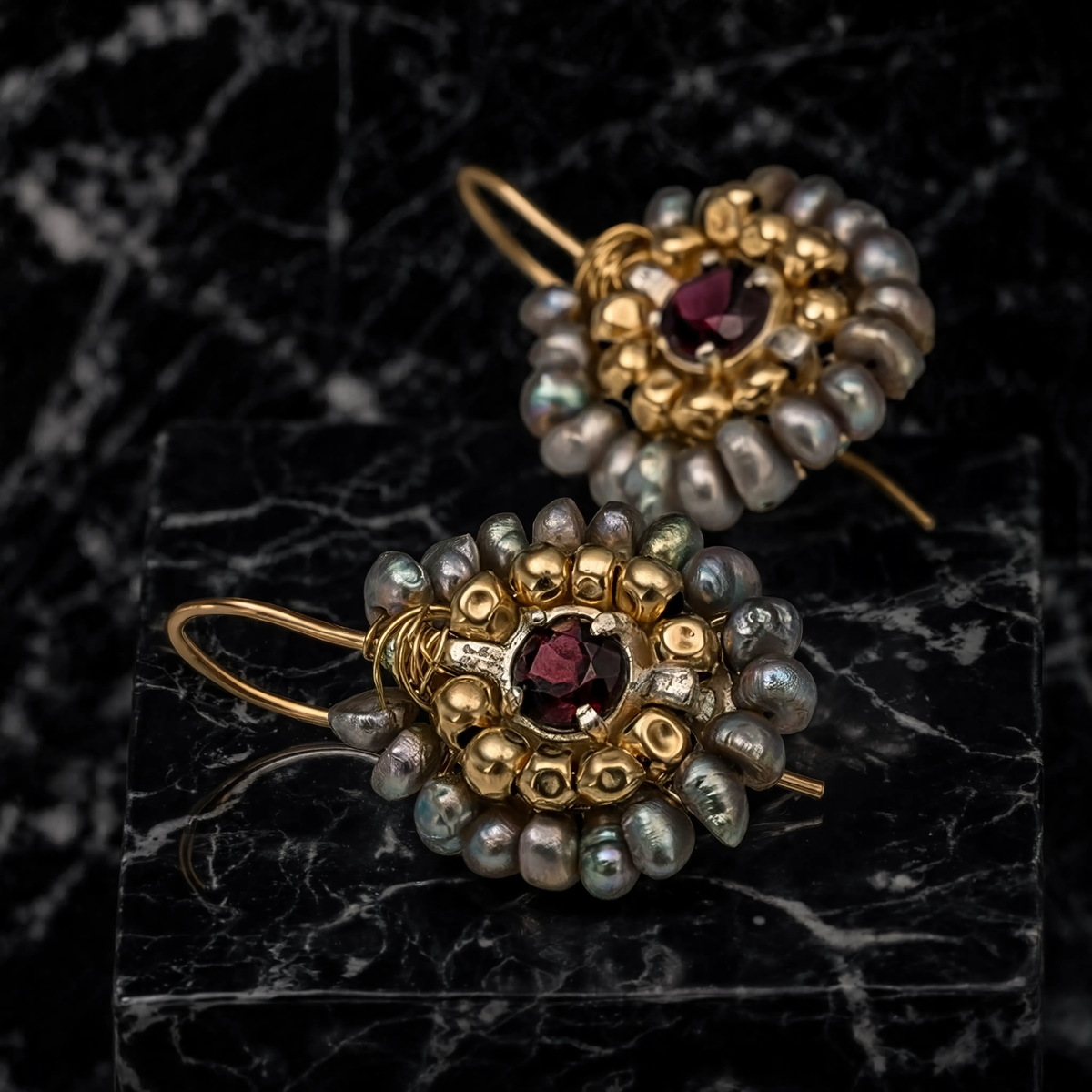 Pendientes vintage con piedras grises y doradas