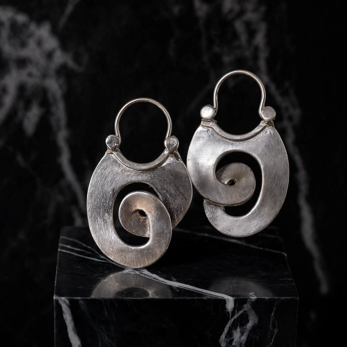 Pendientes Vintage en Forma Única – Reflexión de Plata con Carácter