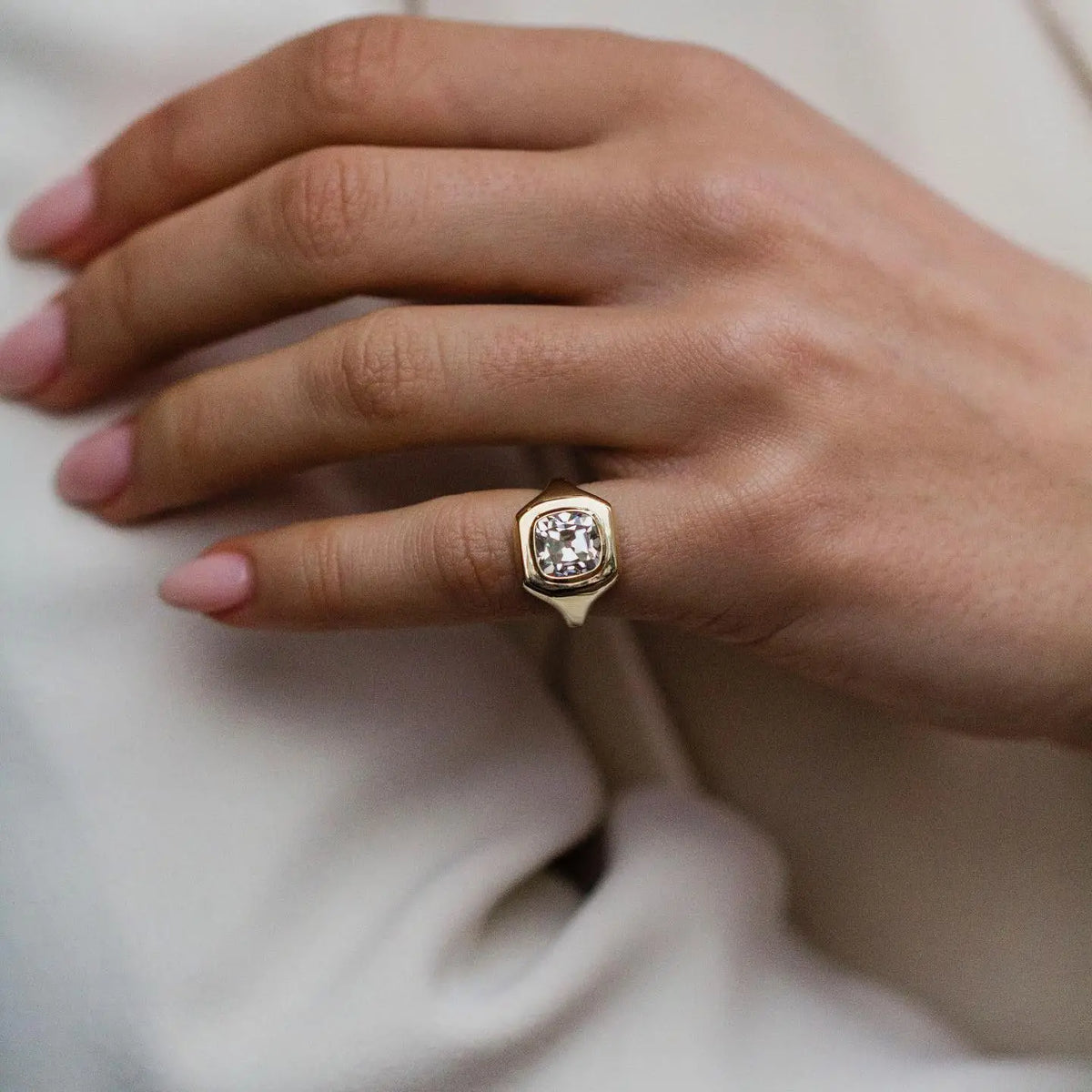 Anillo Elara de moissanita talla cojín