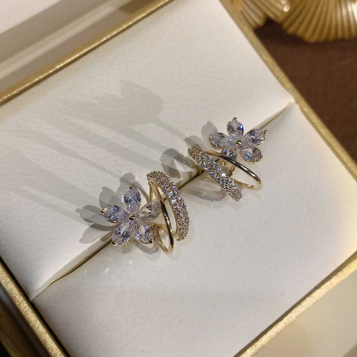 Florelle – Pendientes florales con detalle brillante