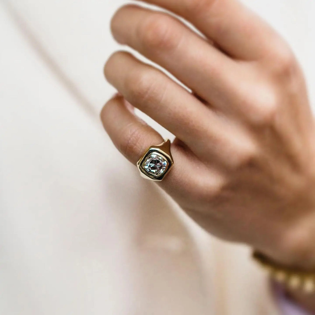 Anillo Elara de moissanita talla cojín