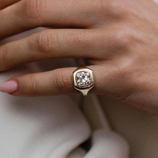 Anillo Elara de moissanita talla cojín