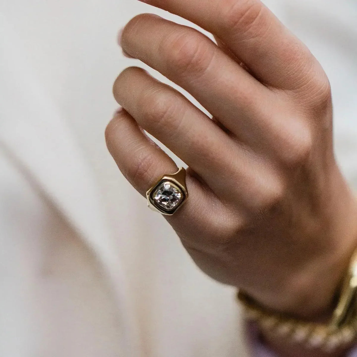 Anillo Elara de moissanita talla cojín