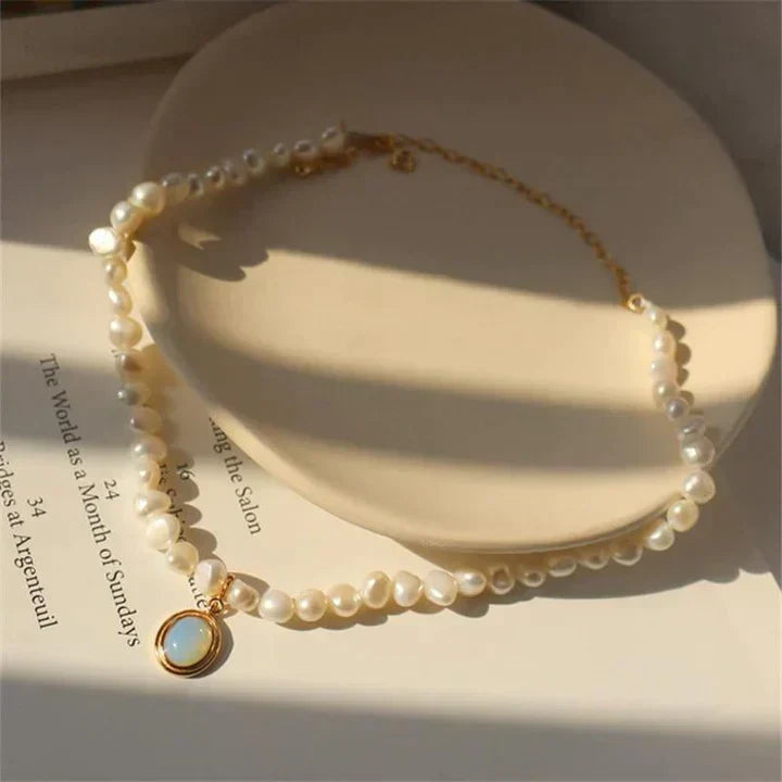 Collar de perlas con piedra de luna en oro