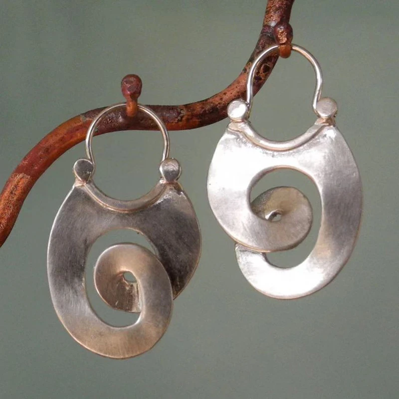 Pendientes Vintage en Forma Única – Reflexión de Plata con Carácter