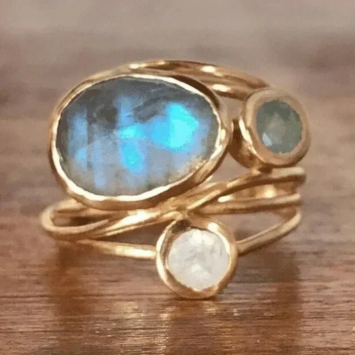 Anillo vintage con piedra de luna azul incrustada